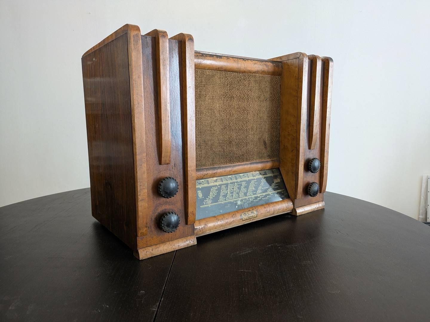 Ancien poste radio TSF vintage équipé en enceinte bluetooth de salon