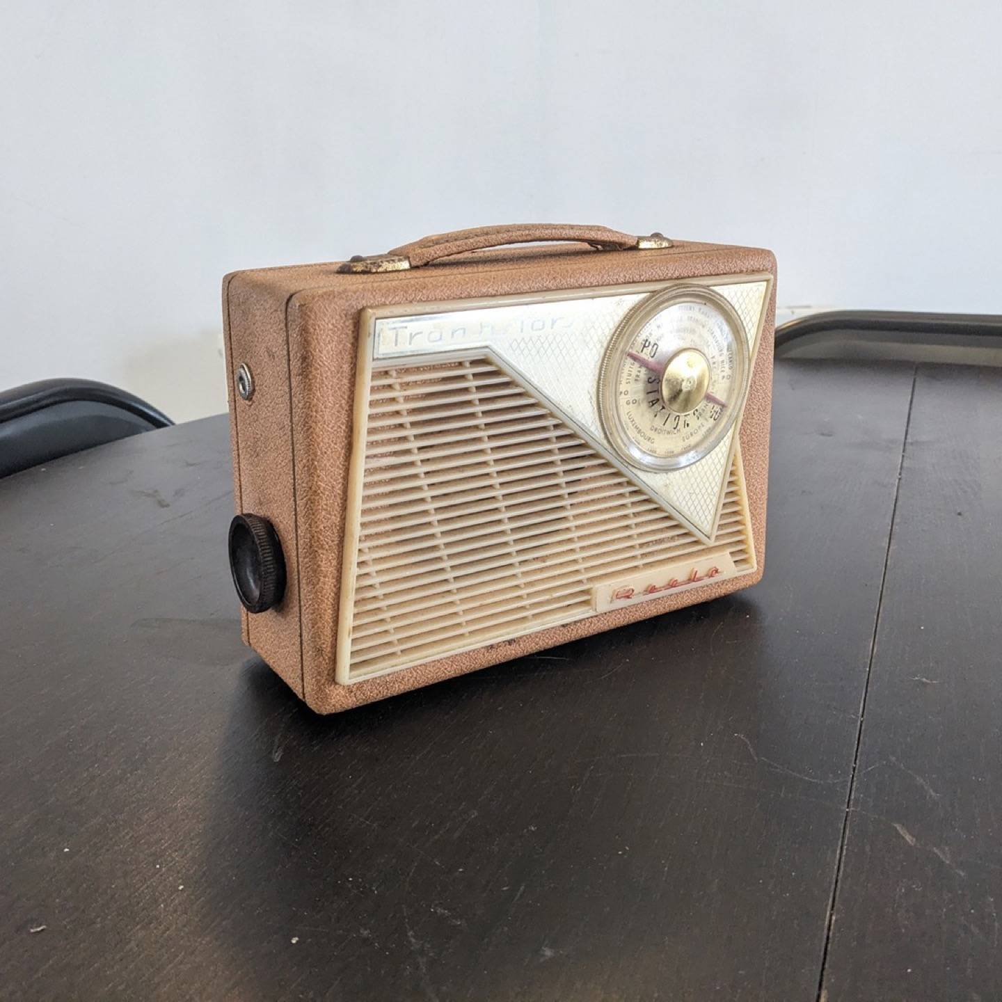 Ancien poste radio vintage Reela, équipé en Bluetooth portable