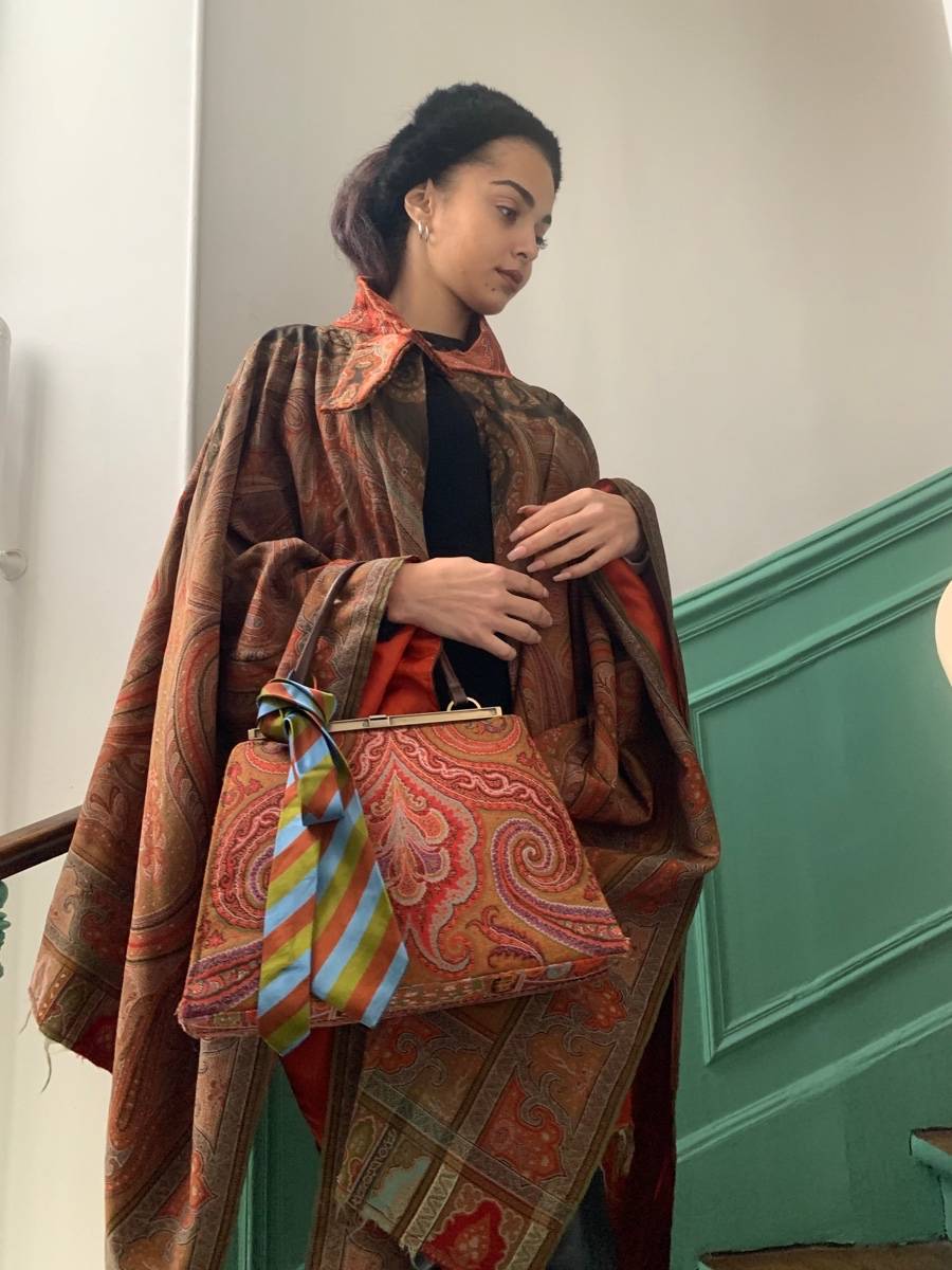 Sac ancien recouvert d’un cachemire ancien
