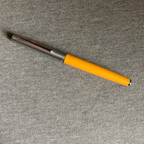 Ancien stylo Pelikan plume, 12 , Pelikan Germany, Couleur resine jaune, capuchon en acier