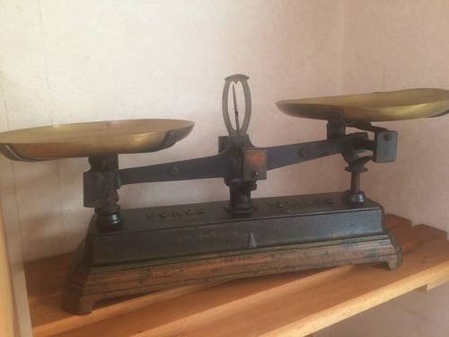 Ancienne balance deux plateaux