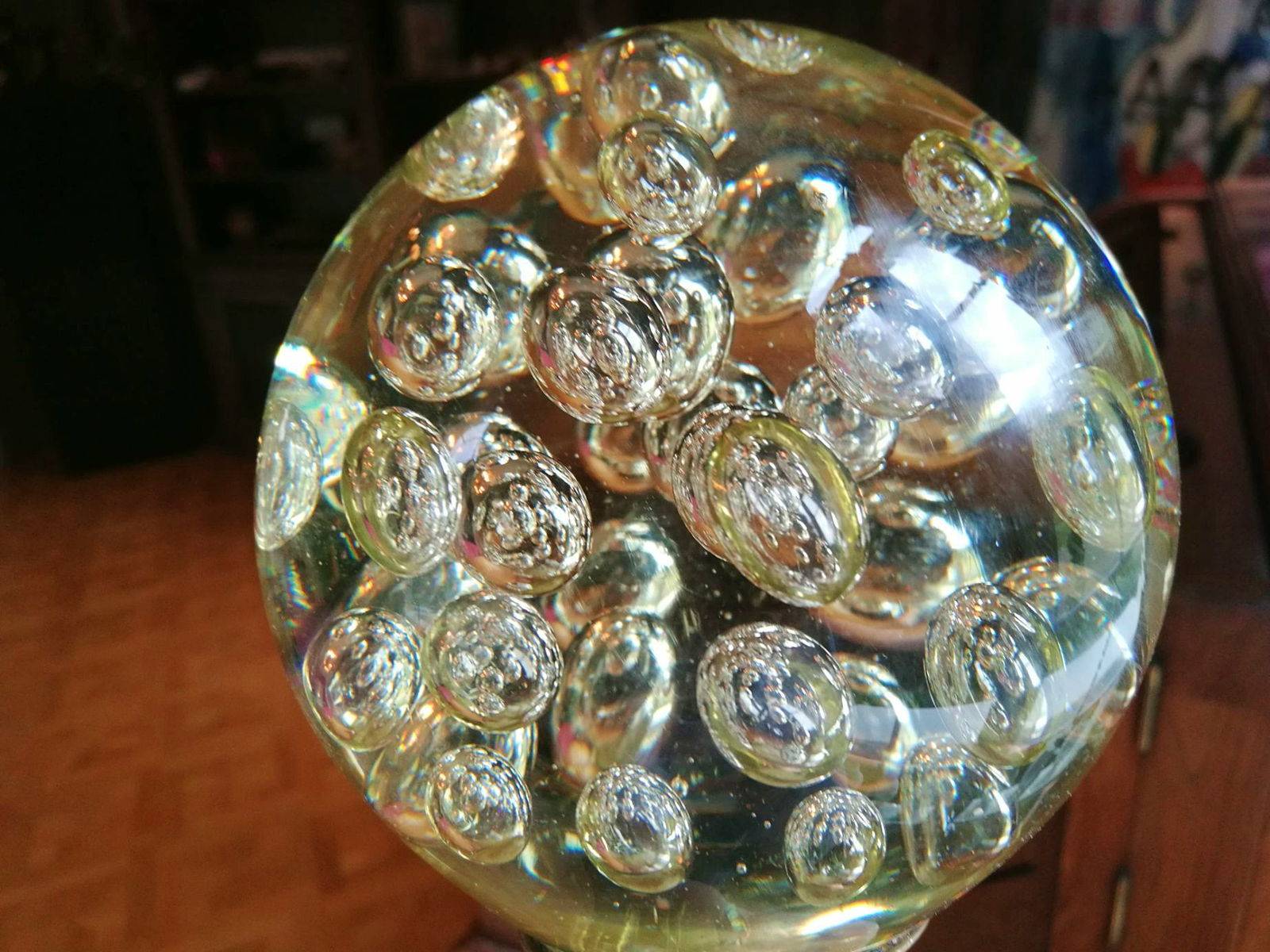 Ancienne et très belle boule d’escalier en verre socle en cuivre gravé