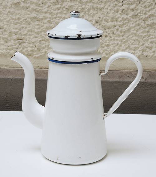Ancienne Cafetière en Email Blanc