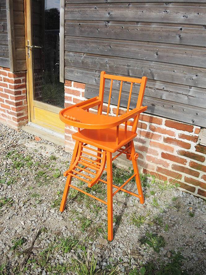 Ancienne Chaise Haute Pour Bébé en Bois Peint Orange