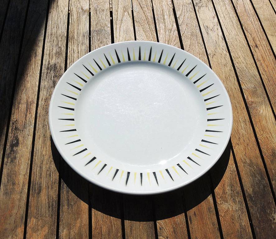 Ancienne Grande Assiette en Céramique Badonviller – Motif Noir & Jaune