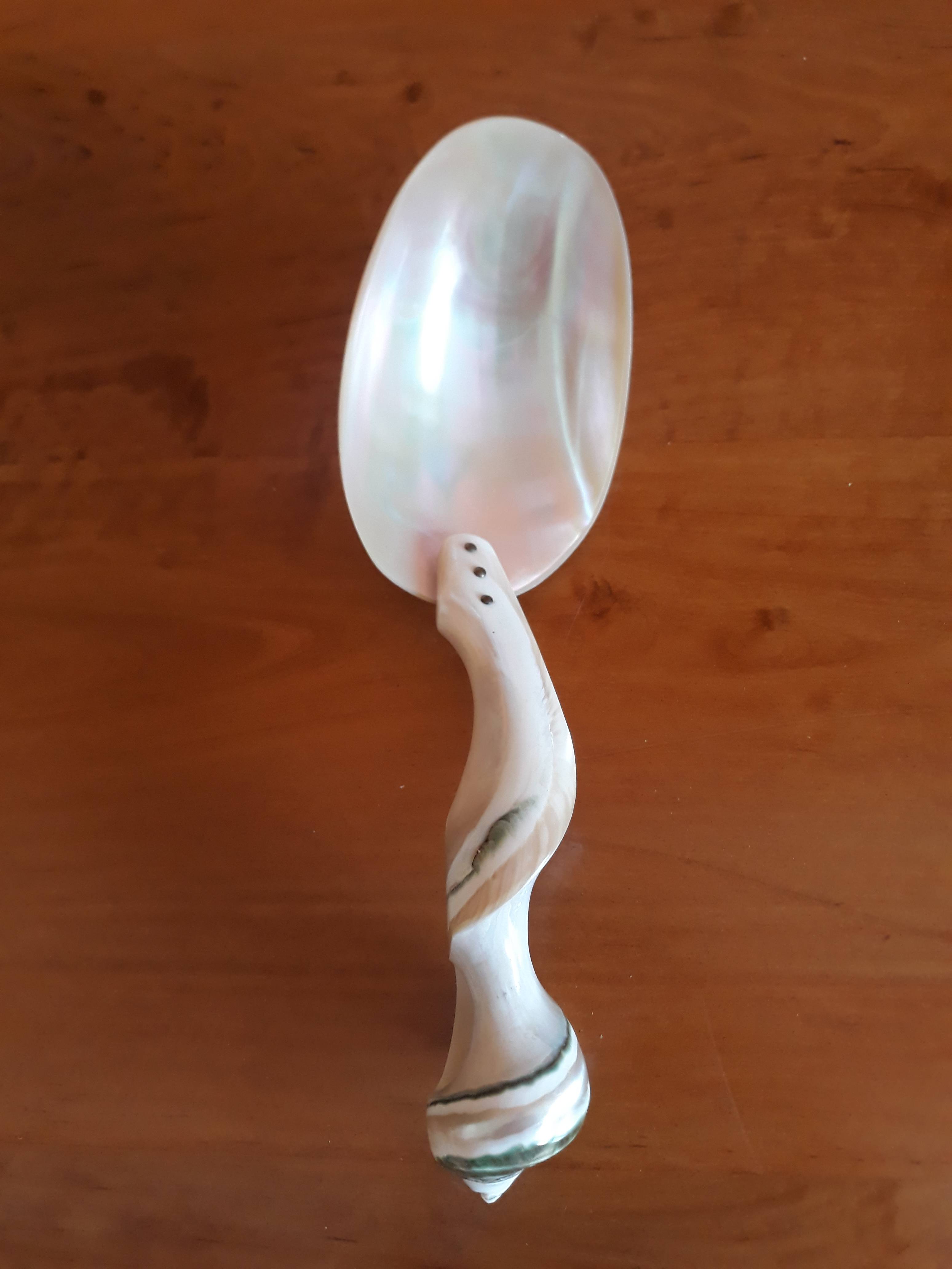 Ancienne grande cuillère à caviar en nacre sur Gens de Confiance Ancienne grande cuillère à caviar en nacre sur Gens de Confiance