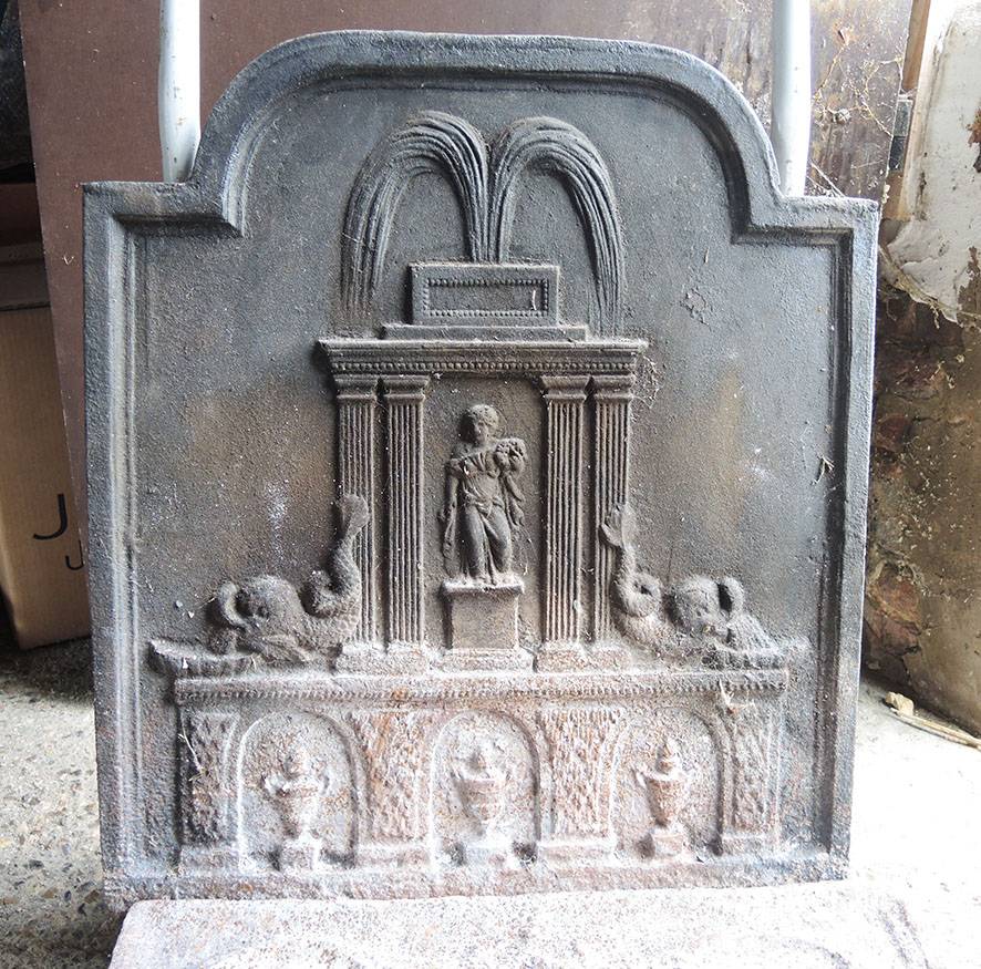 Ancienne plaque de cheminée en fonte : Néoclassique