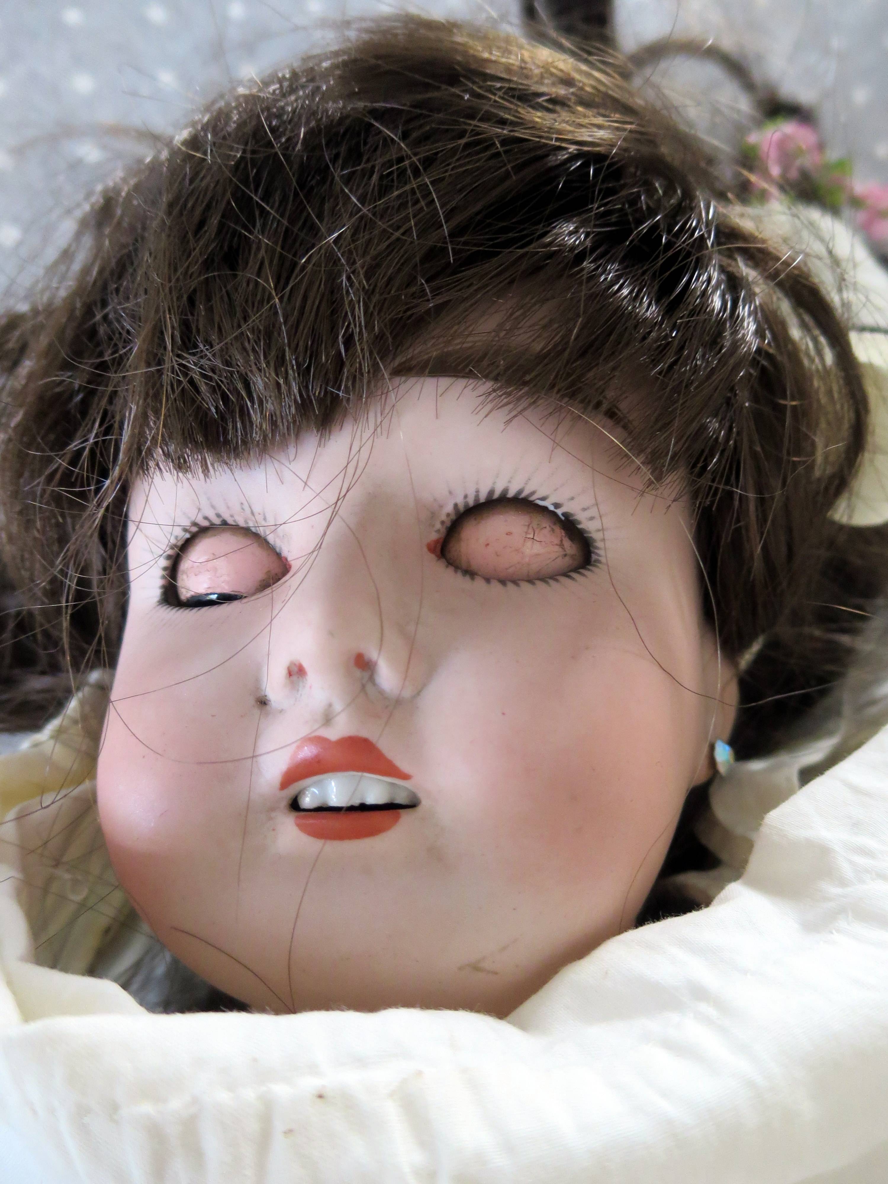 Poupée ancienne, tête porcelaine, marque DEP, yeux dormeurs, bouche