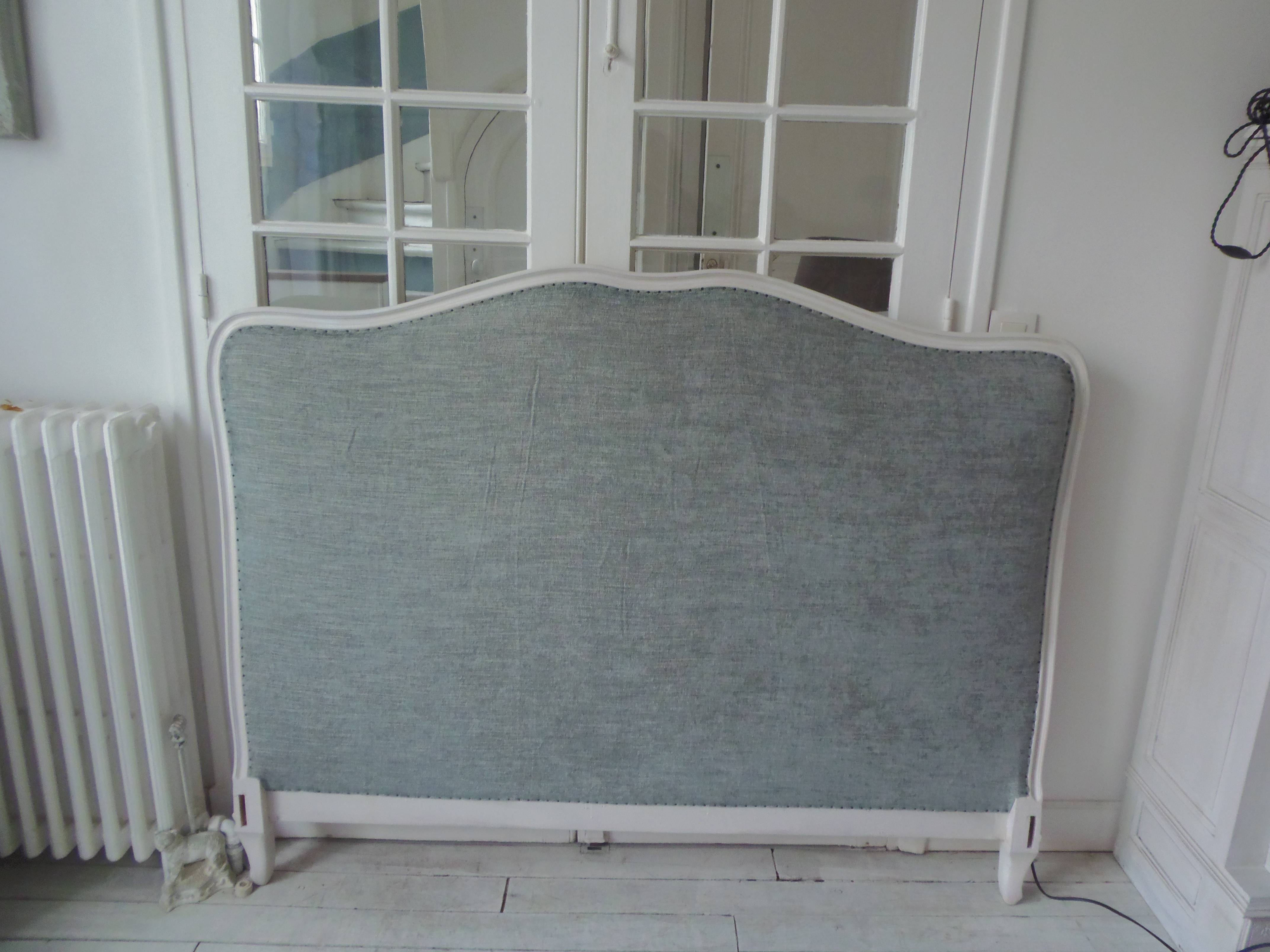 Tête de lit ancienne style Louis XV pour patinée gris perle, tapissée d