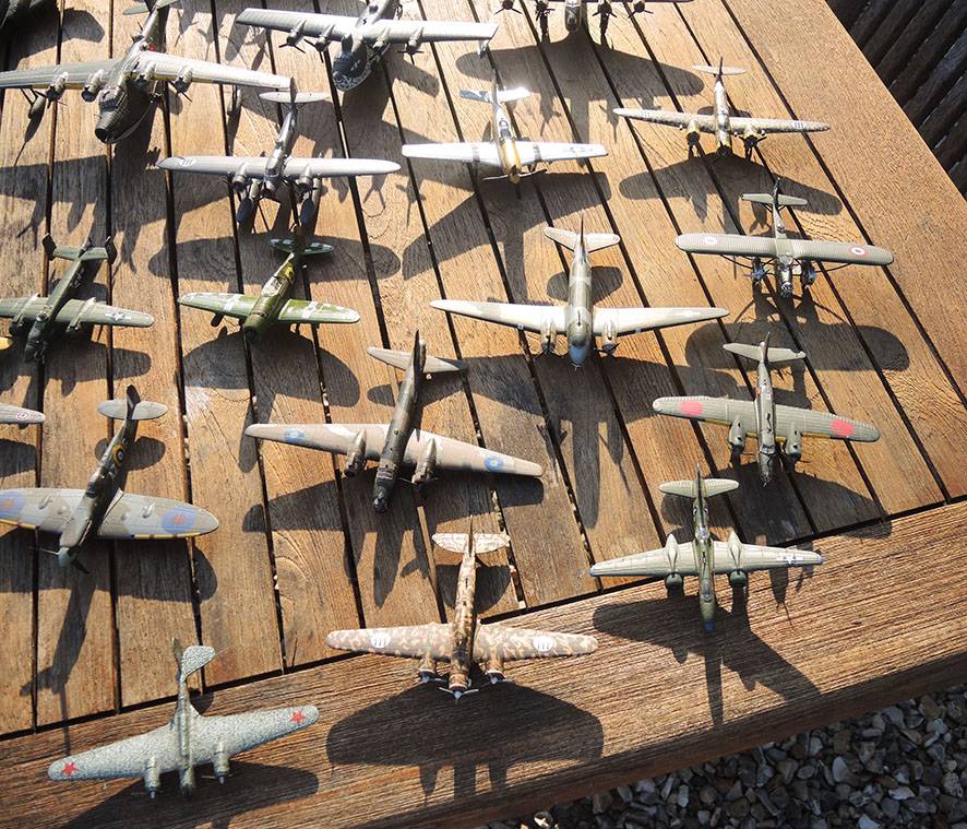 Lot de 40 Anciennes Maquettes d’Avions