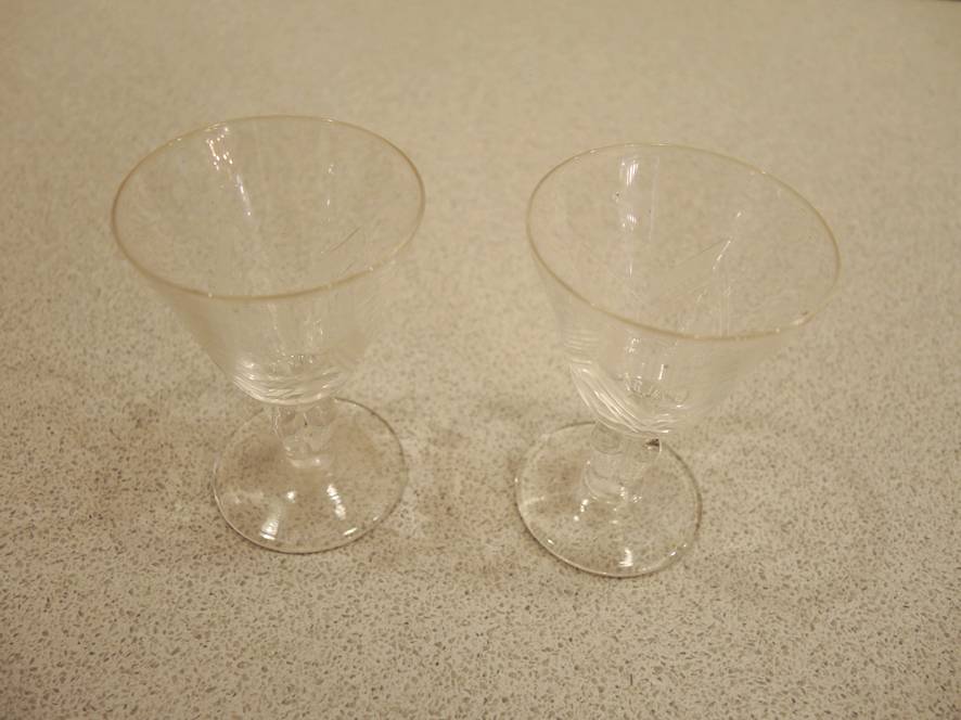 2 Anciens Verres à Goutte en Cristal Gravé