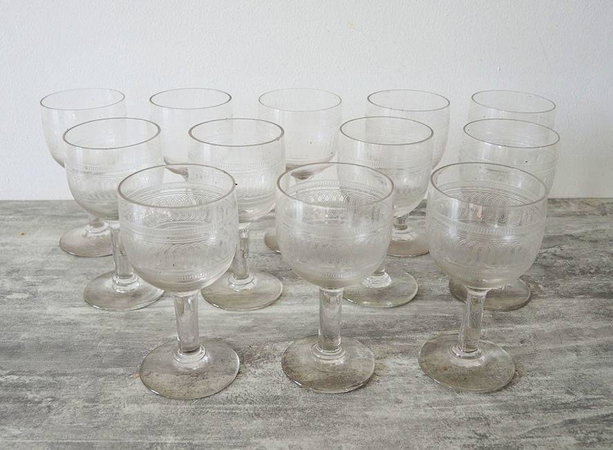 LOT DE 9 coupes à pied en verre gravé, verre à champagne, Hauteur 13 cm (CE90) EUR 27,00