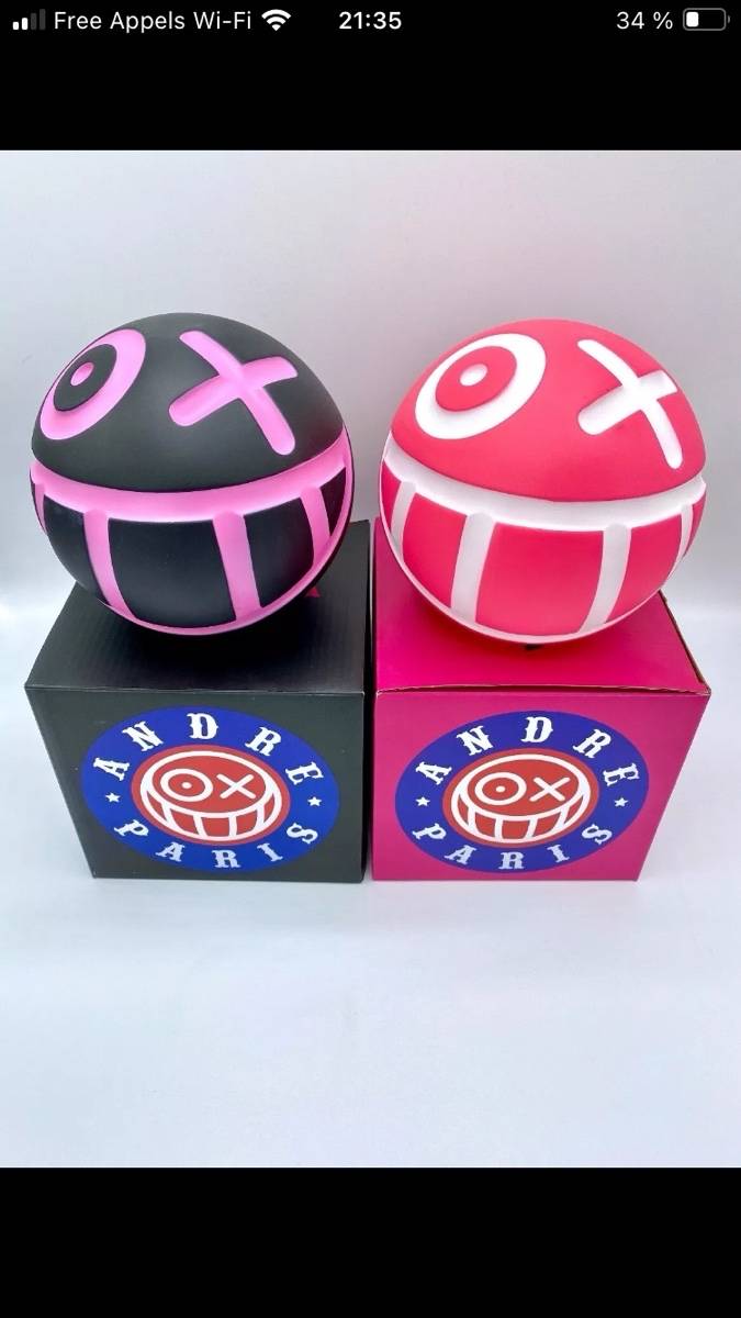 Vends André Saraiva Mr André ball Medicom rose et noir signées au pinceau