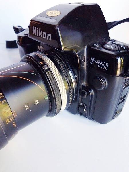 Appareil photo NIKON F 801 avec objectif argentique