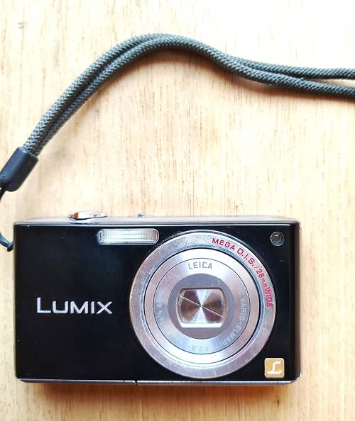 Appareil photo numérique Lumix FX33 avec chargeur + sac à mettre à la ceinture