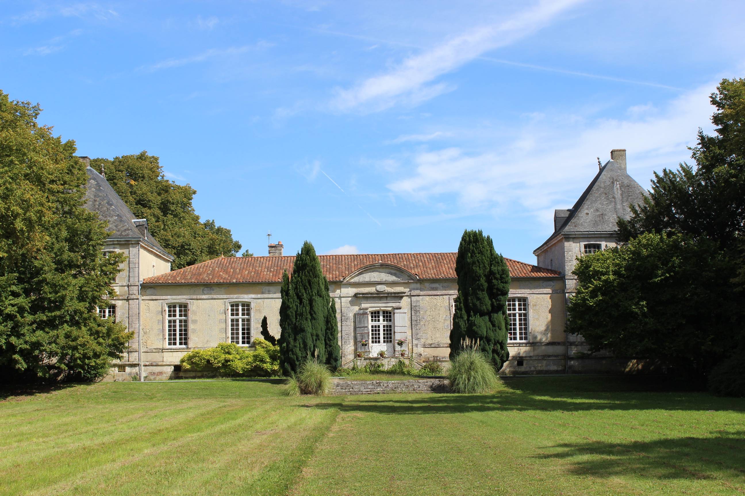 Loue maison dans château - 8 couchages - proche La Rochelle - Cadre unique - Très grand jardin