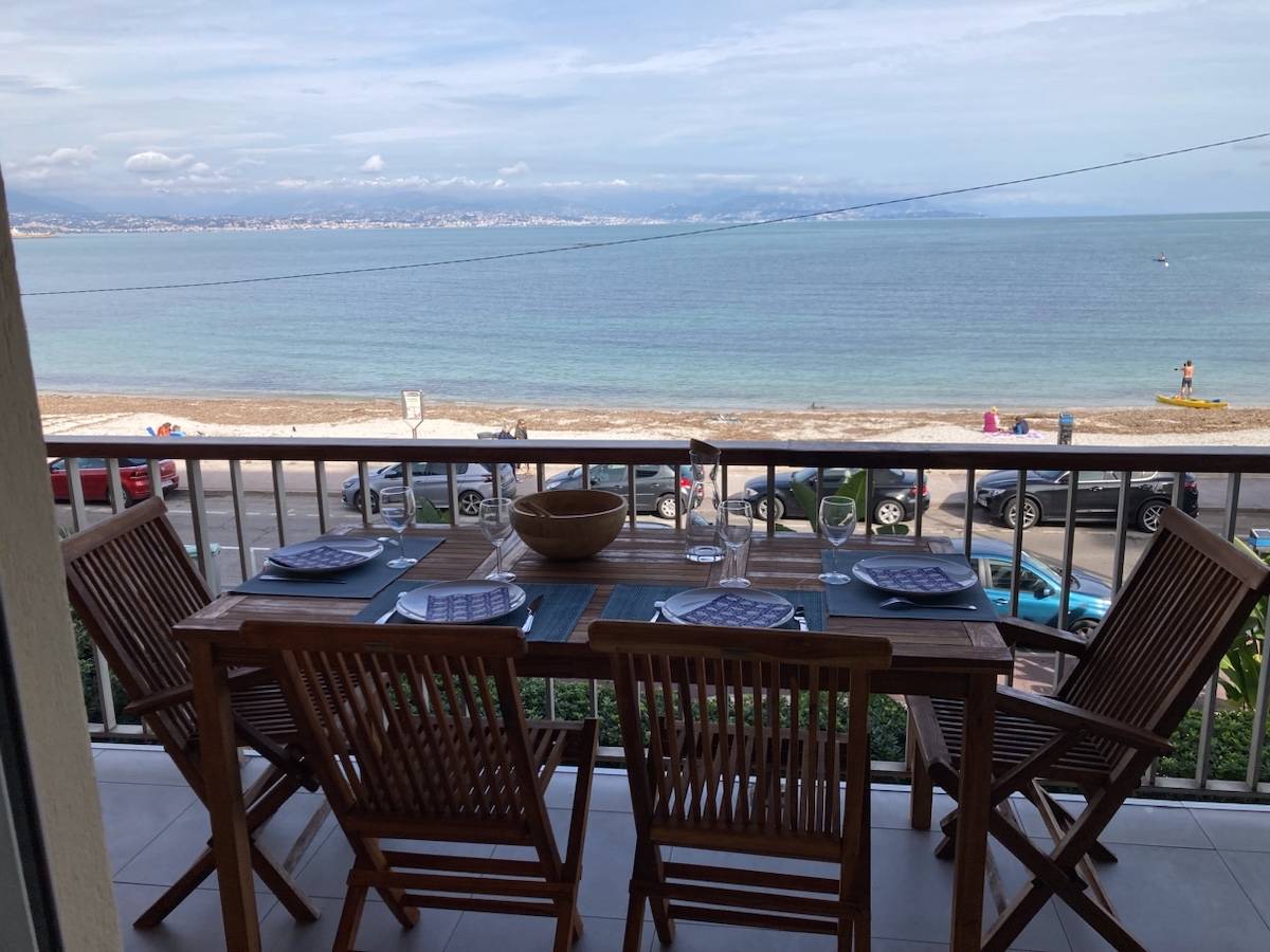 Loue Appartement Front de Mer, 1 ch, terrrasse 17m² sur la plage de la Salis, Cap d’Antibes (06) - 3 couchages