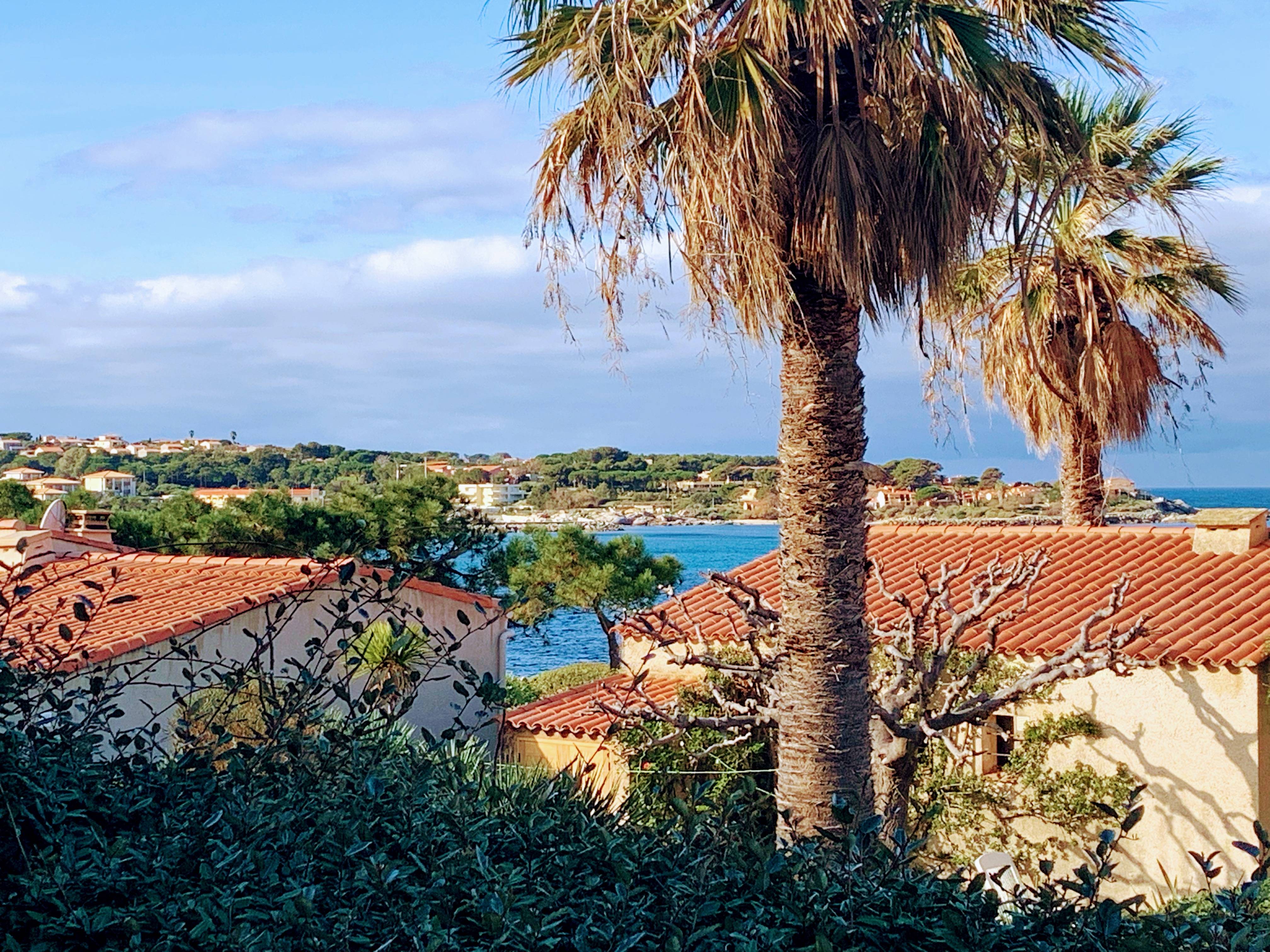Loue appartement rez-de-jardin vue mer, à 1mn à pied d’une crique paisible - 4 couchages