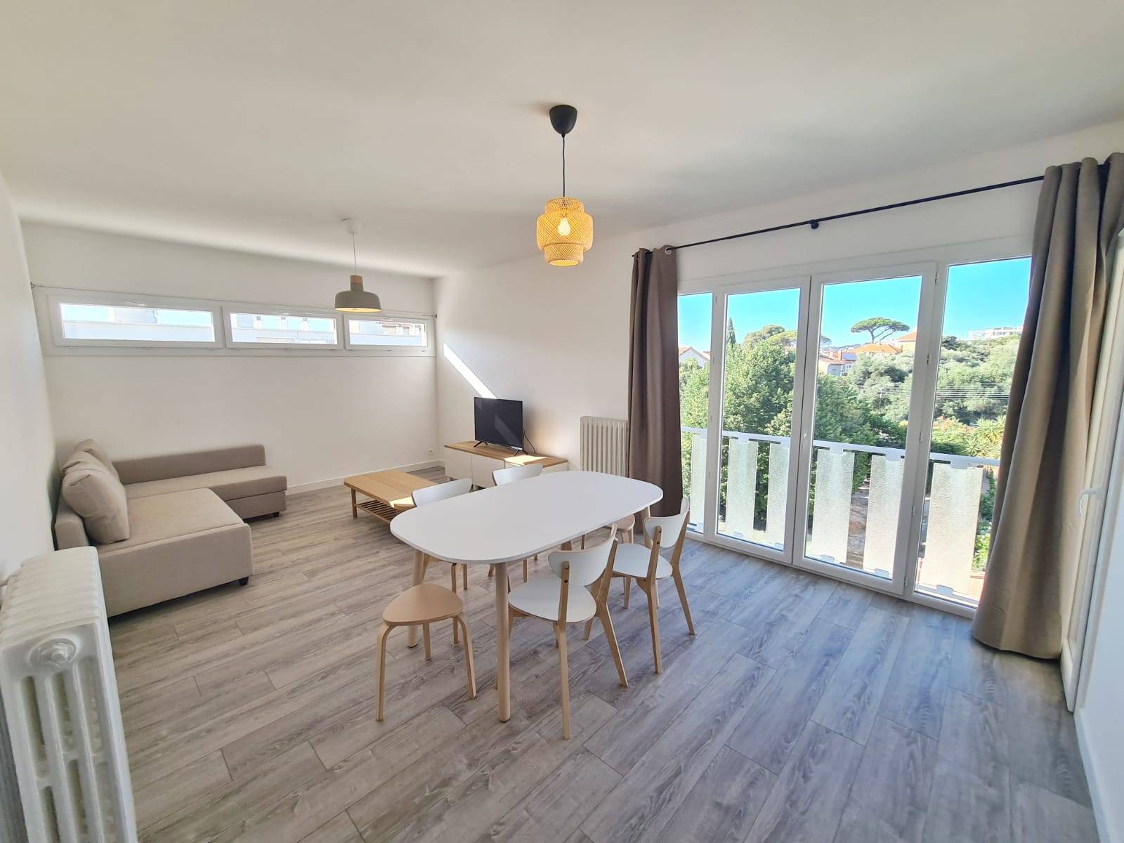 Loue appartement meublé vue sur mer refait à neuf - 2 chambres, climatisation, 72m²- Toulon (83)