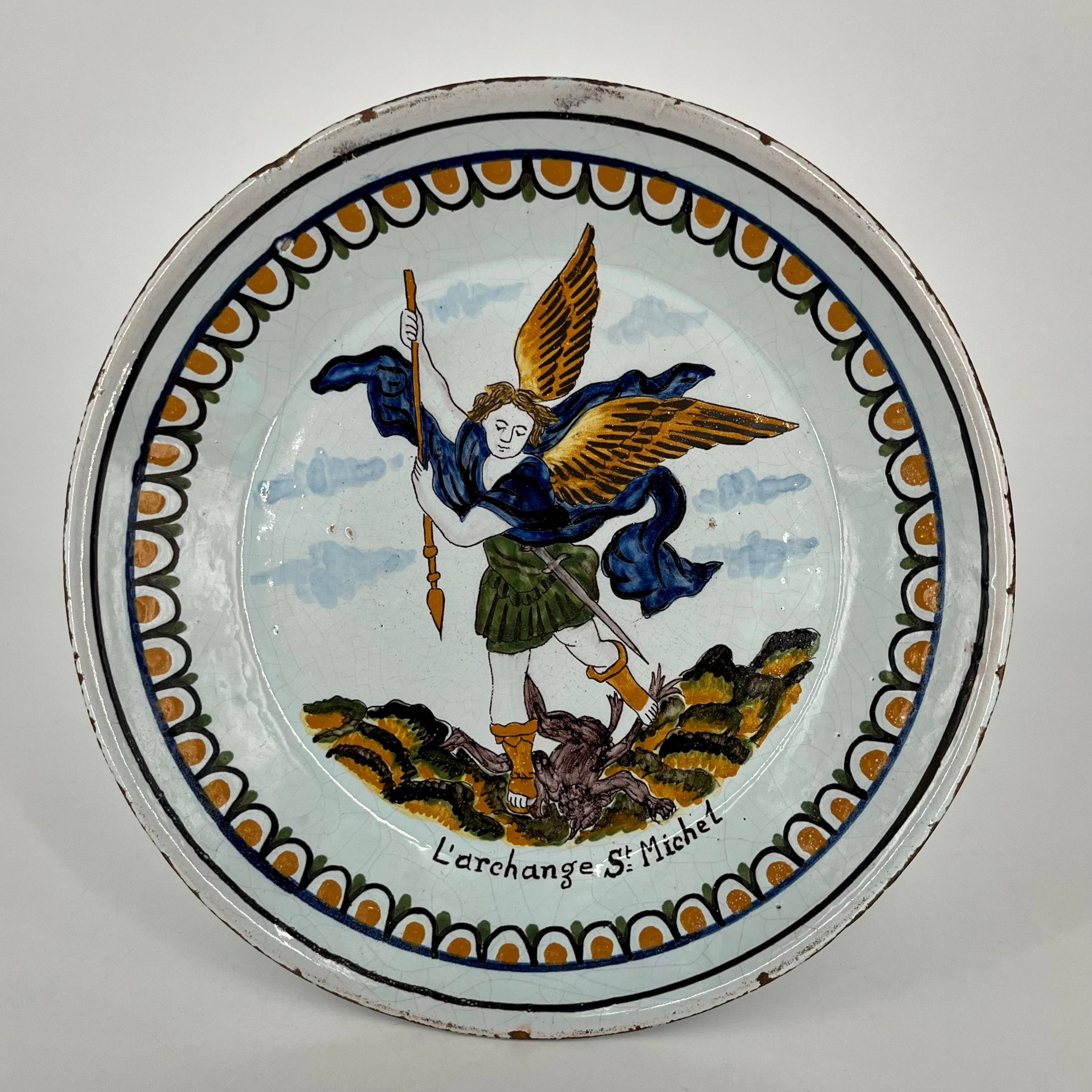 L’Archange Saint Michel terrassant le démon - Assiette en faïence de Nevers XVIIIe XIXe siècle