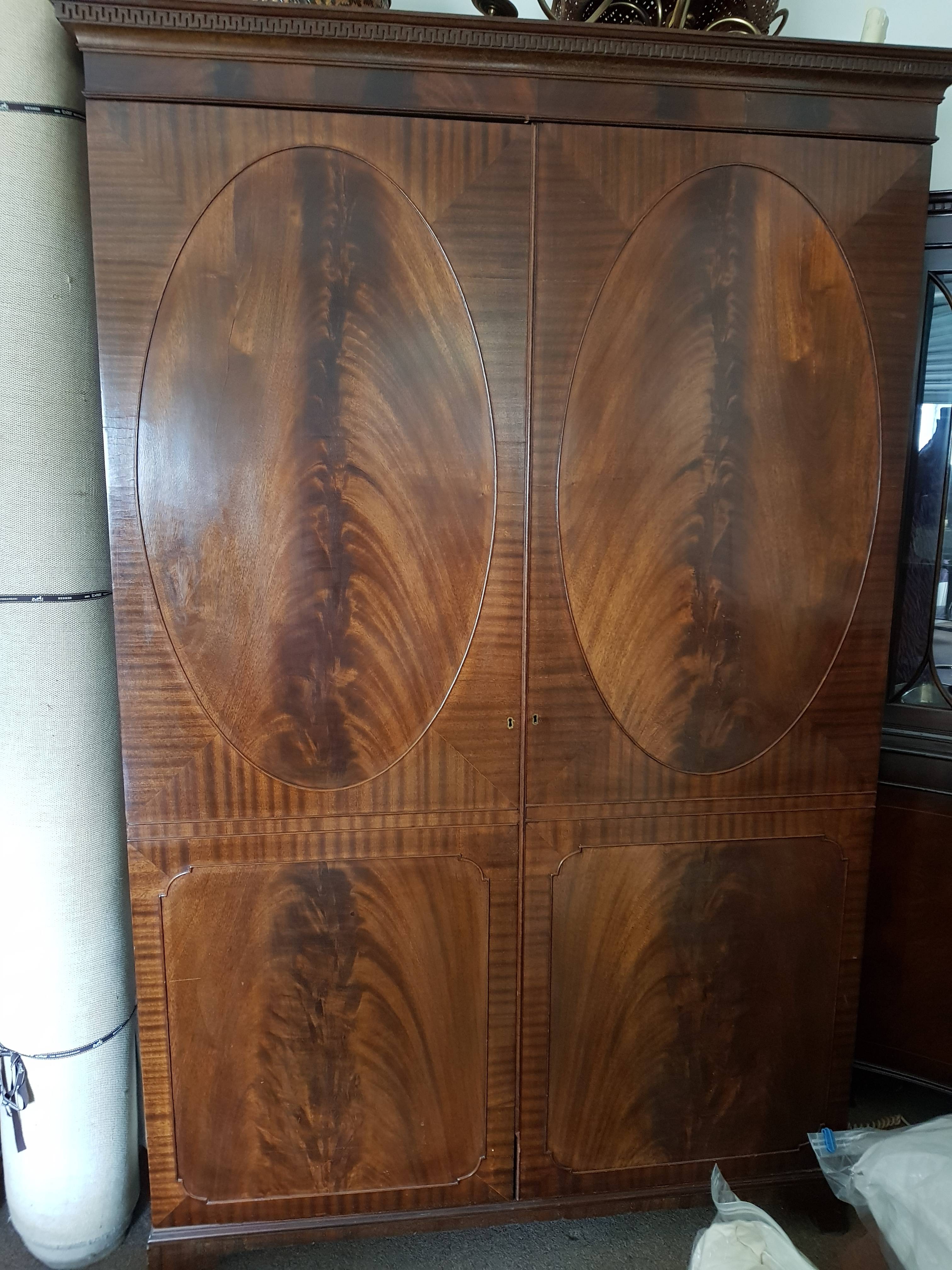 Armoire acajou avec medaillons