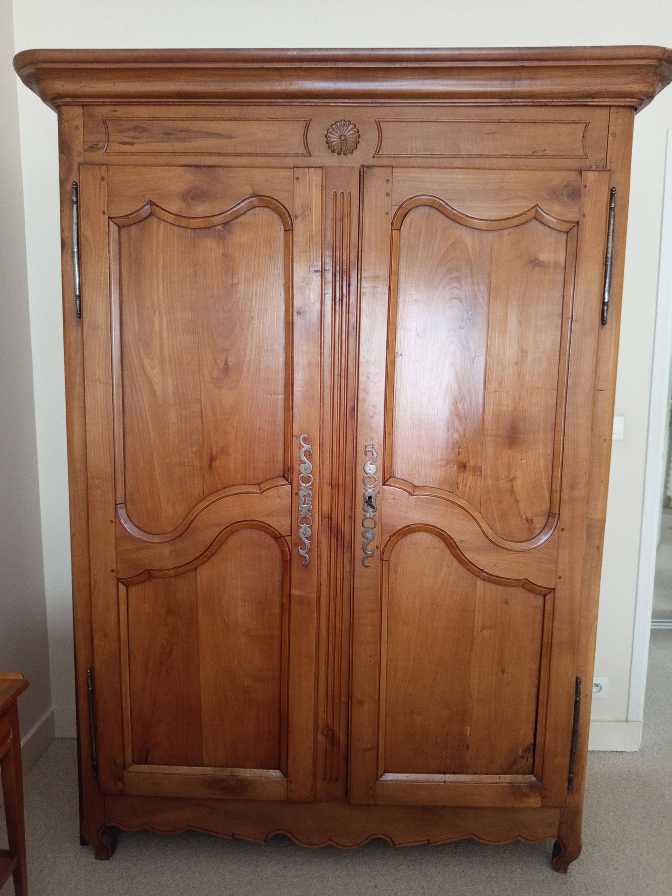 armoire ancienne, en noyer massif sculpté du 19ème siècle