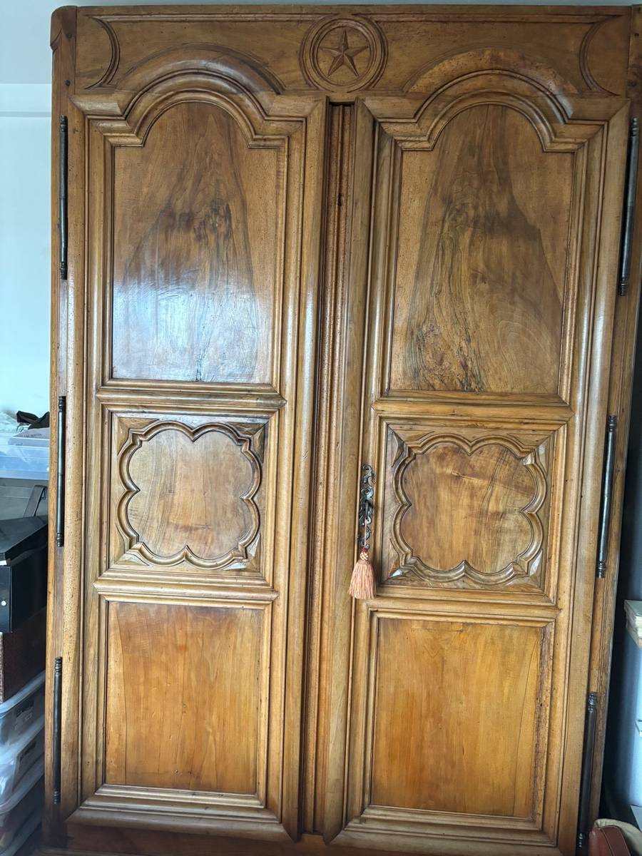 Vends armoire de château Louis XIV en noyer entièrement capitonnée
