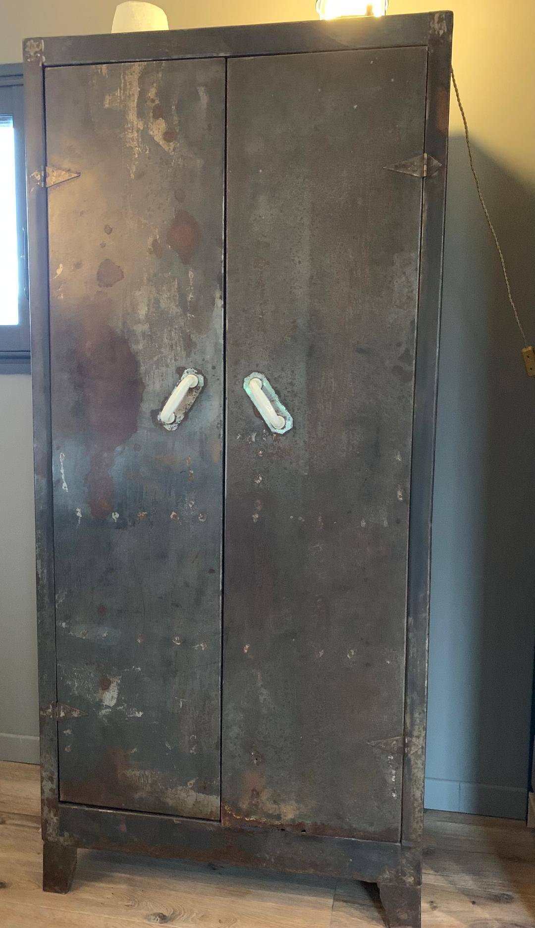 Jolie armoire de cuisine style indus - années 1950 - Possibilité de livraison