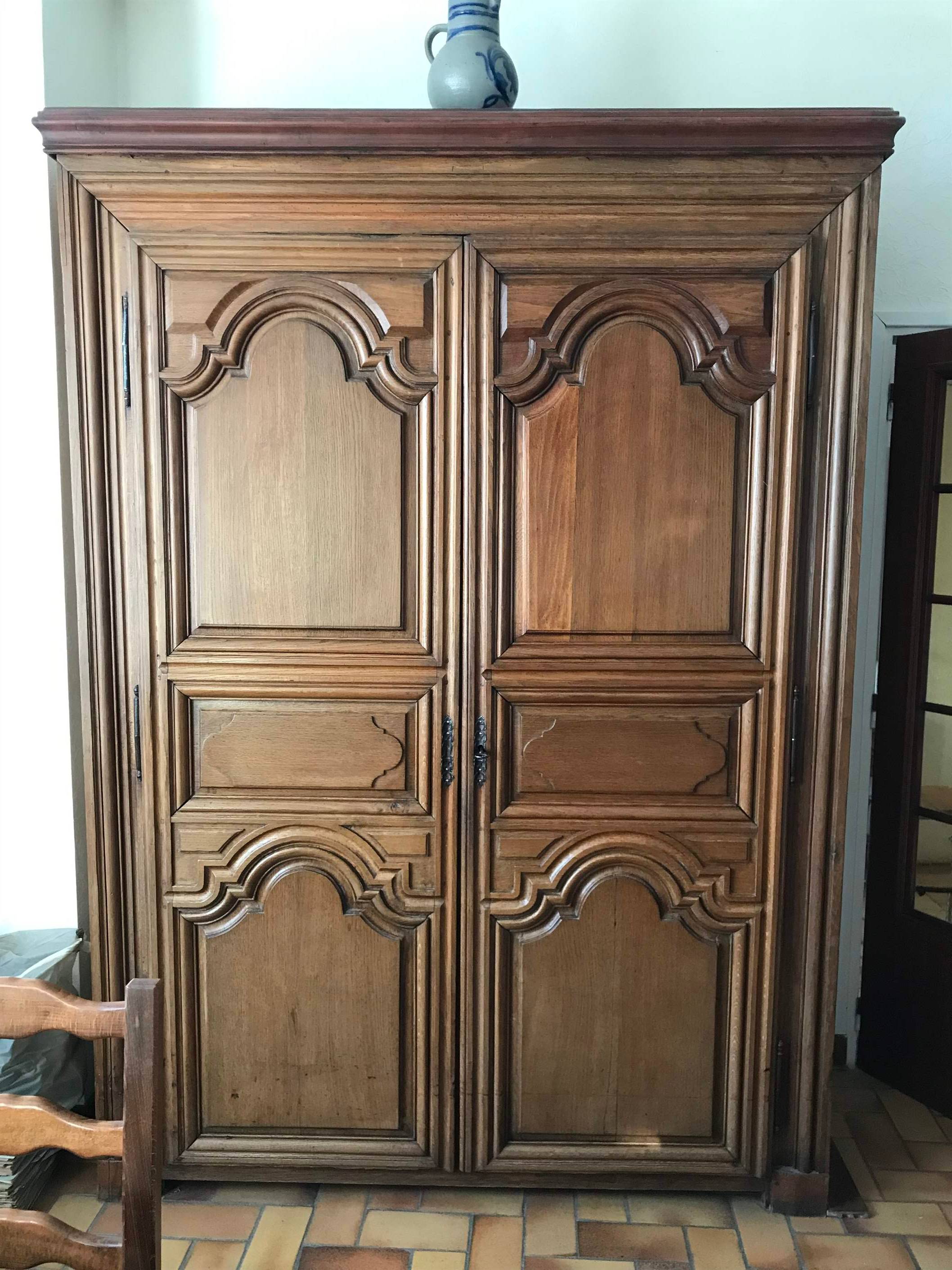 Armoire louis XIV en chêne massif sur Gens de Confiance