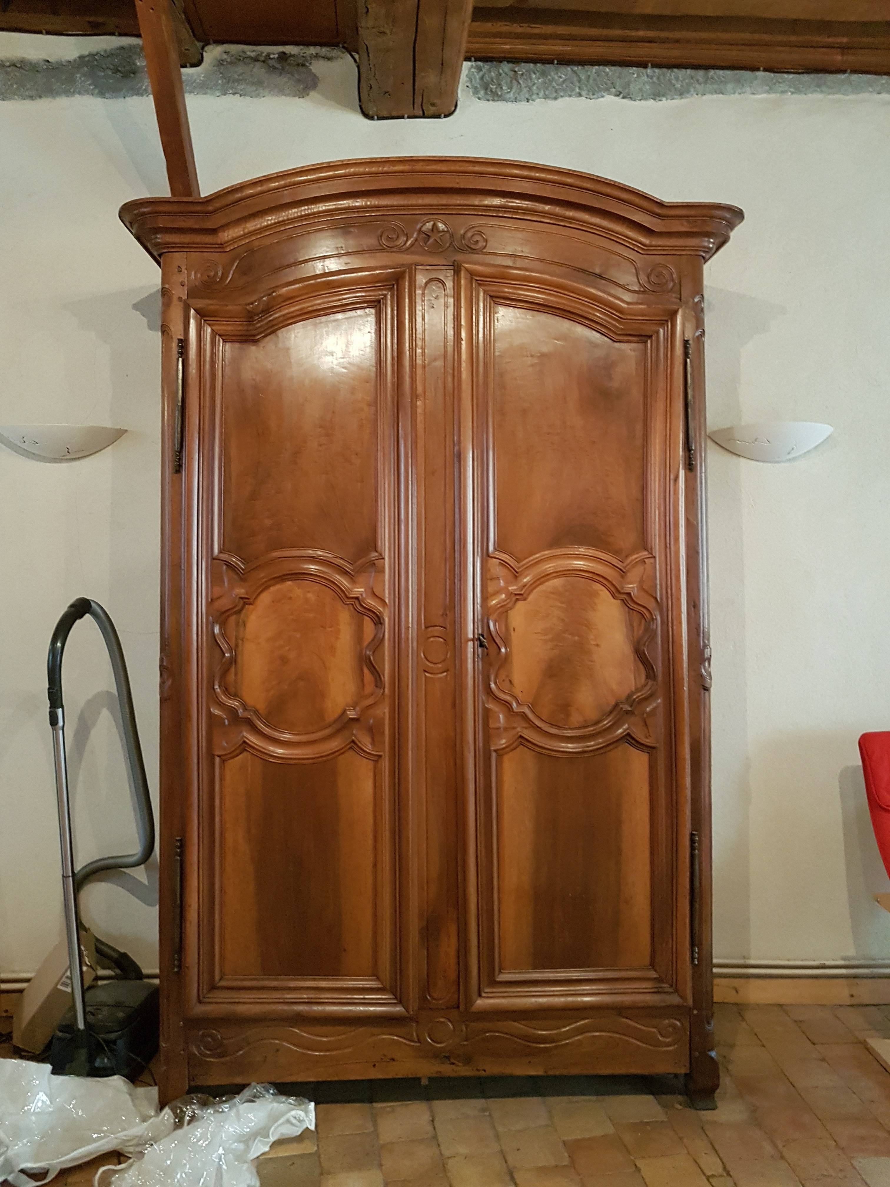 Armoire normande en noyer massif sur Gens de Confiance