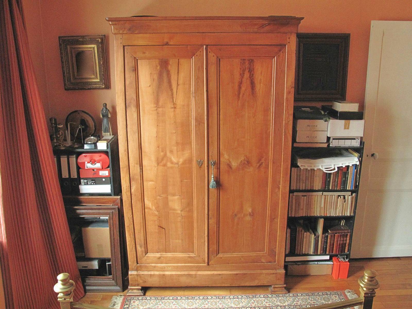 Armoire à doucine, en merisier, d’époque Louis-Philippe, en bon état