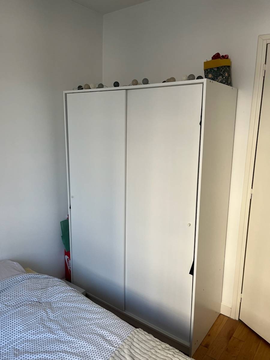 Armoire à portes coulissantes IKEA KLEPPSTAD sur Gens de Confiance