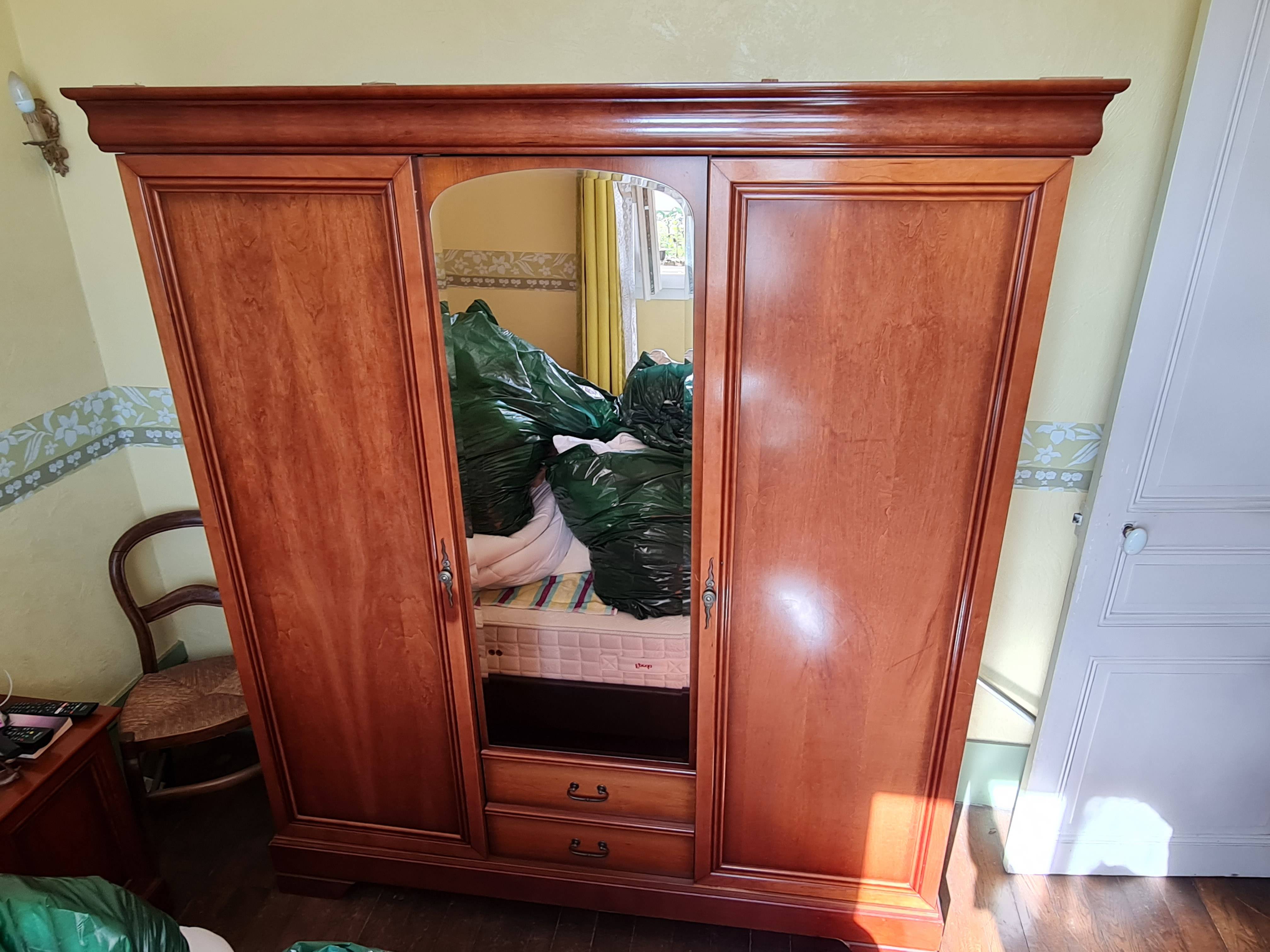 Armoire 3 portes en bois et une miroir on Gens de Confiance