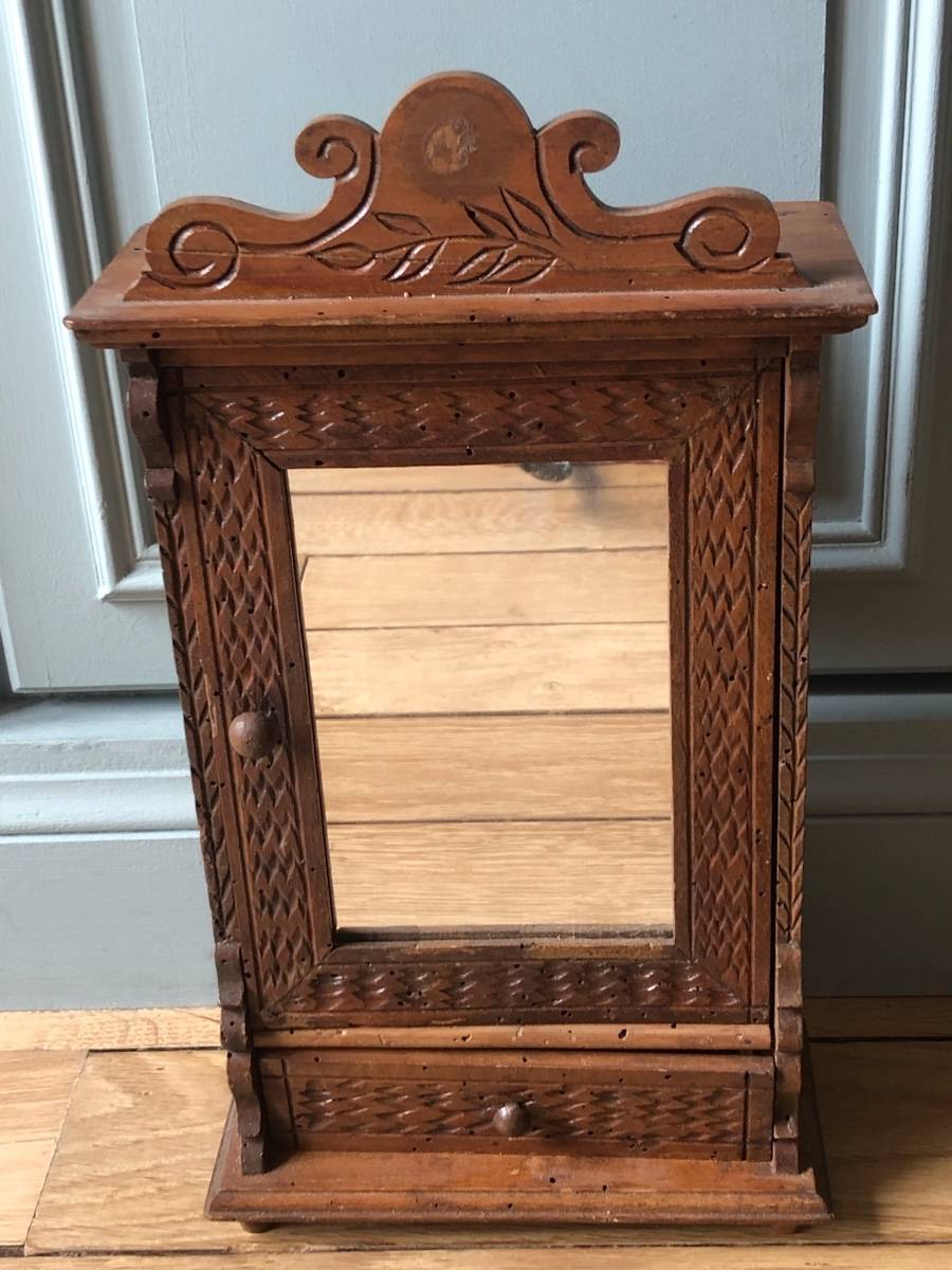 Armoire de poupée ancienne
