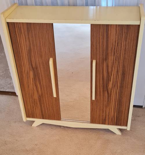 Vends armoire en bois pour vêtements de poupées