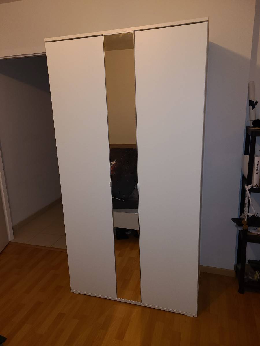 Armoire IKEA VIHALS comme neuf sur Gens de Confiance