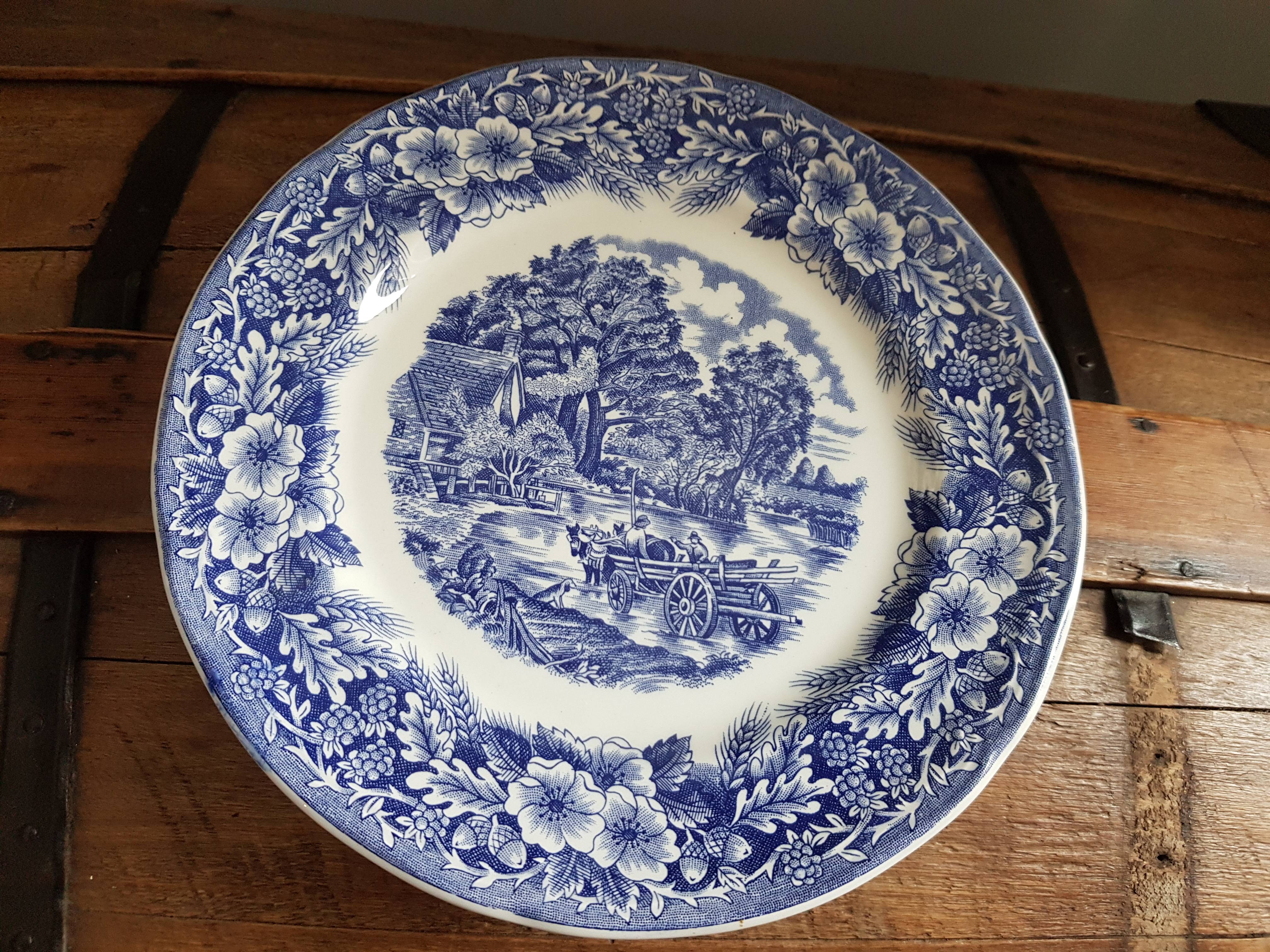 Assiette bleue avec motif champêtre