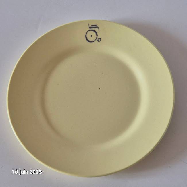 Assiette de collection Coraline en mélaminé , 203, avec le logo les petits chariots, l’IEM valençay