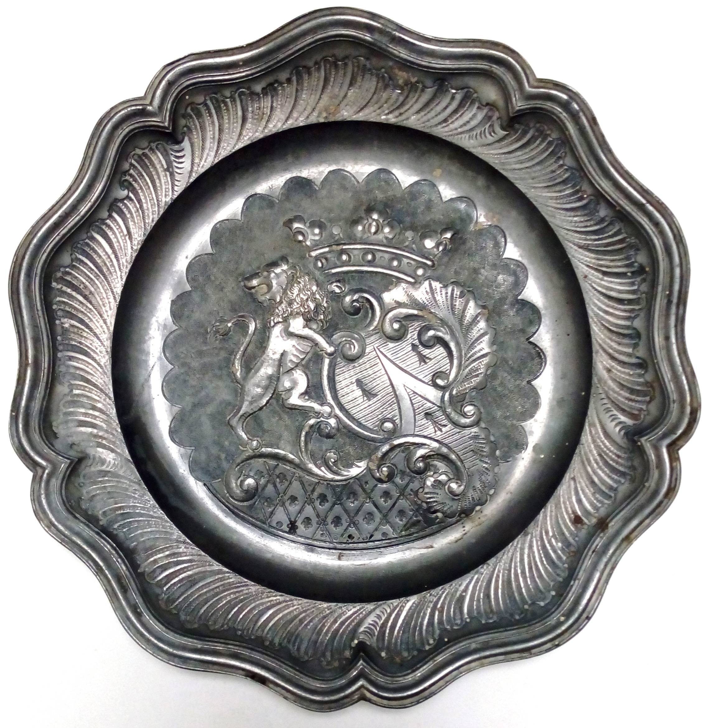 Assiette en étain, Blason de contestation des philosophes au XVIIIe - poinçon et P. Cachet K Z