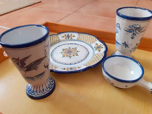 Assiette, mazagrans et tastevin en faïence de Nevers