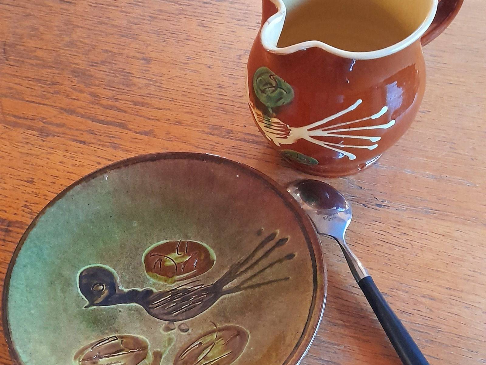 Assiette et pichet, poterie artisanale