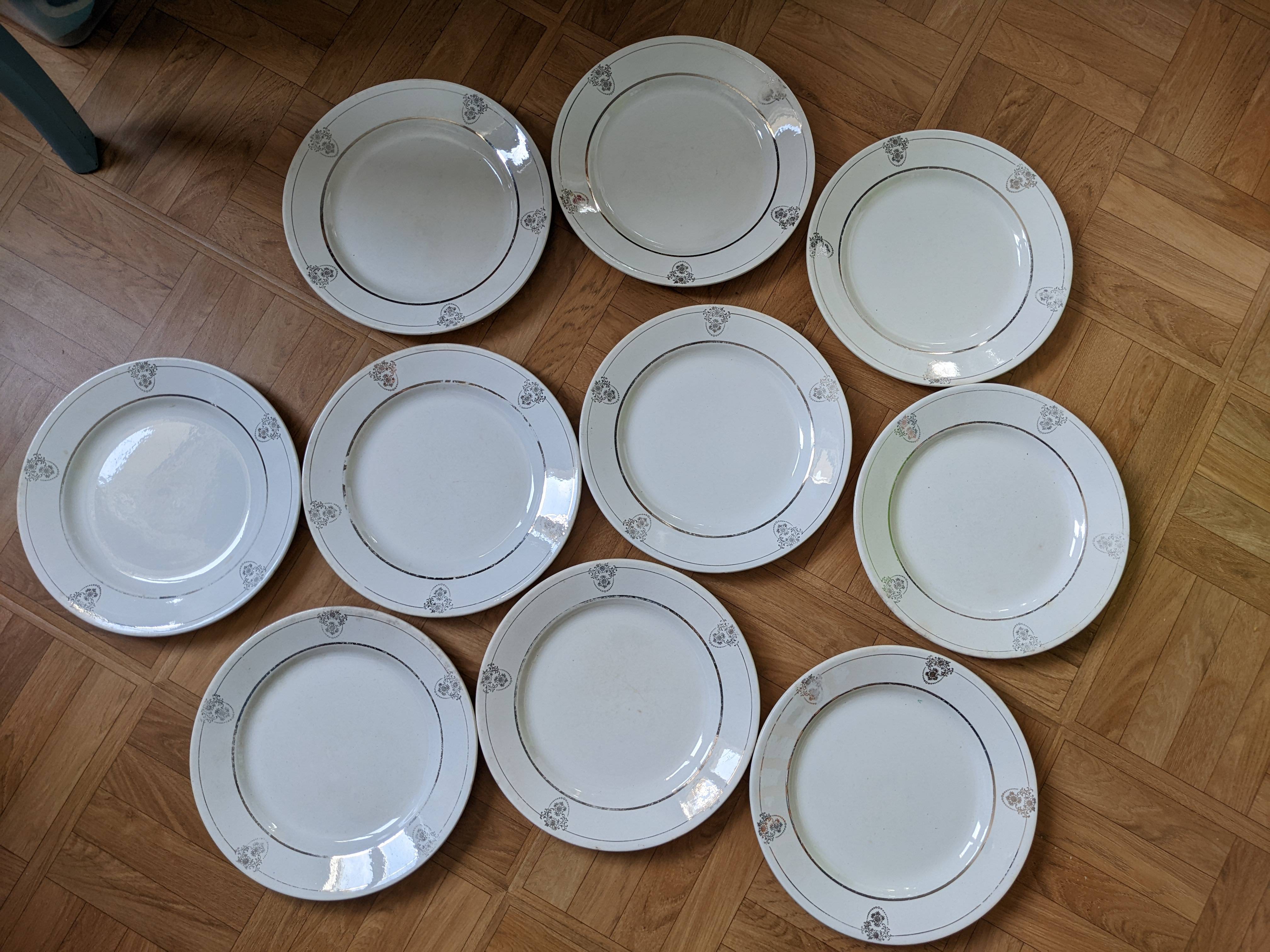 Lot de 10 assiettes blanches liseré en argent