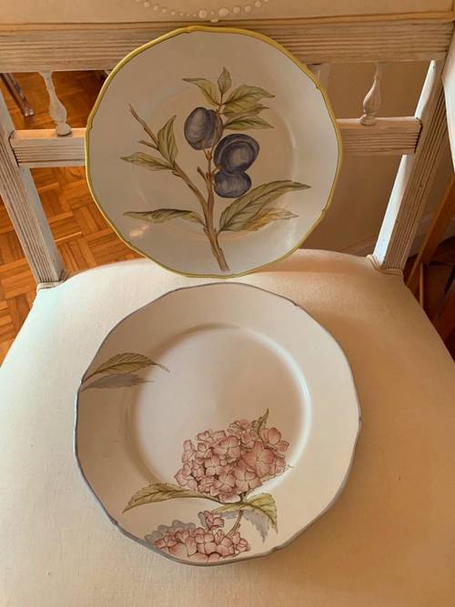 2 assiettes Henriot « Fleurs et fruits »