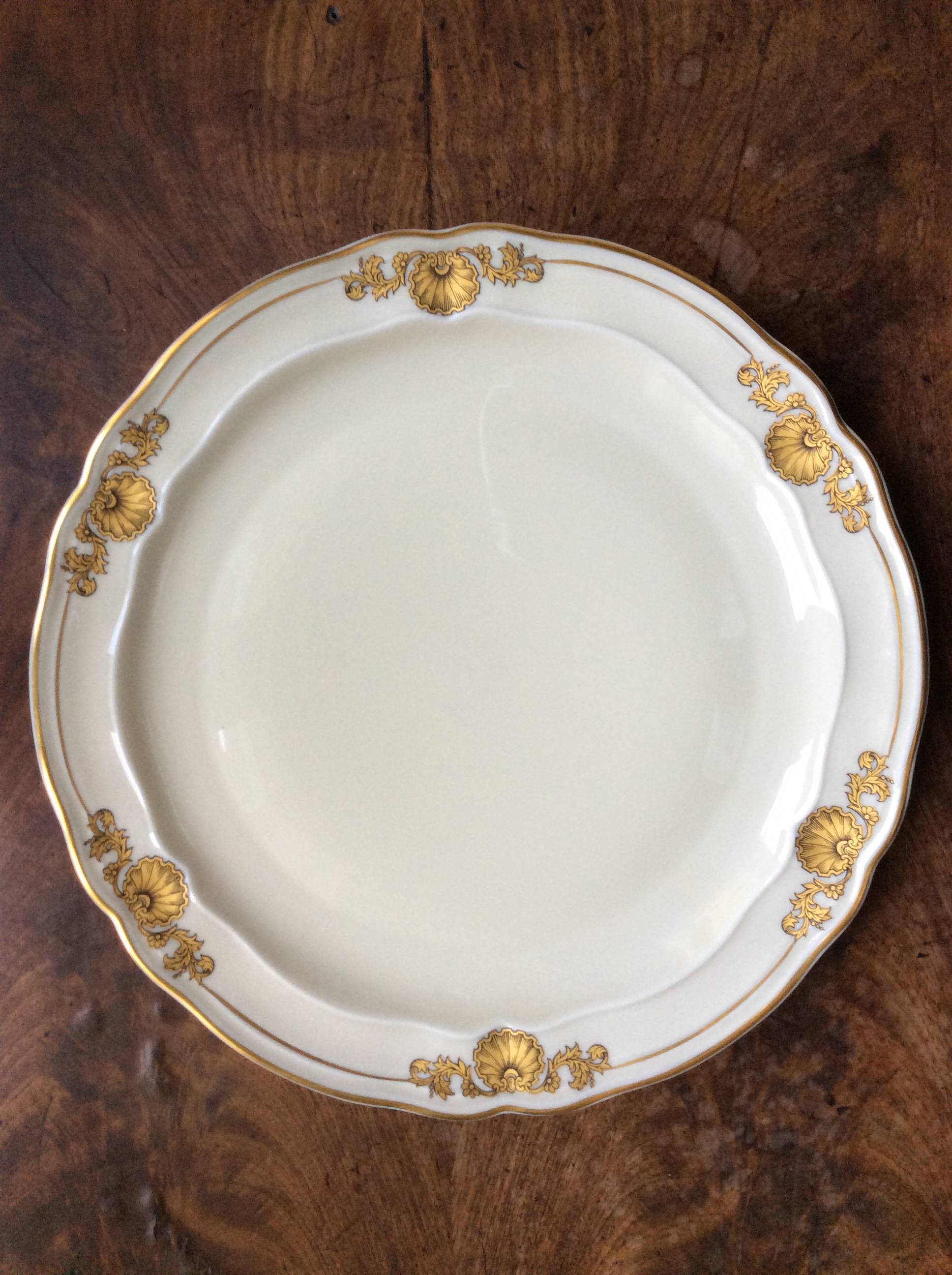 Vends 4 assiettes plates Bernardaud modèle Ventadour ivoire avec des motifs de coquille or