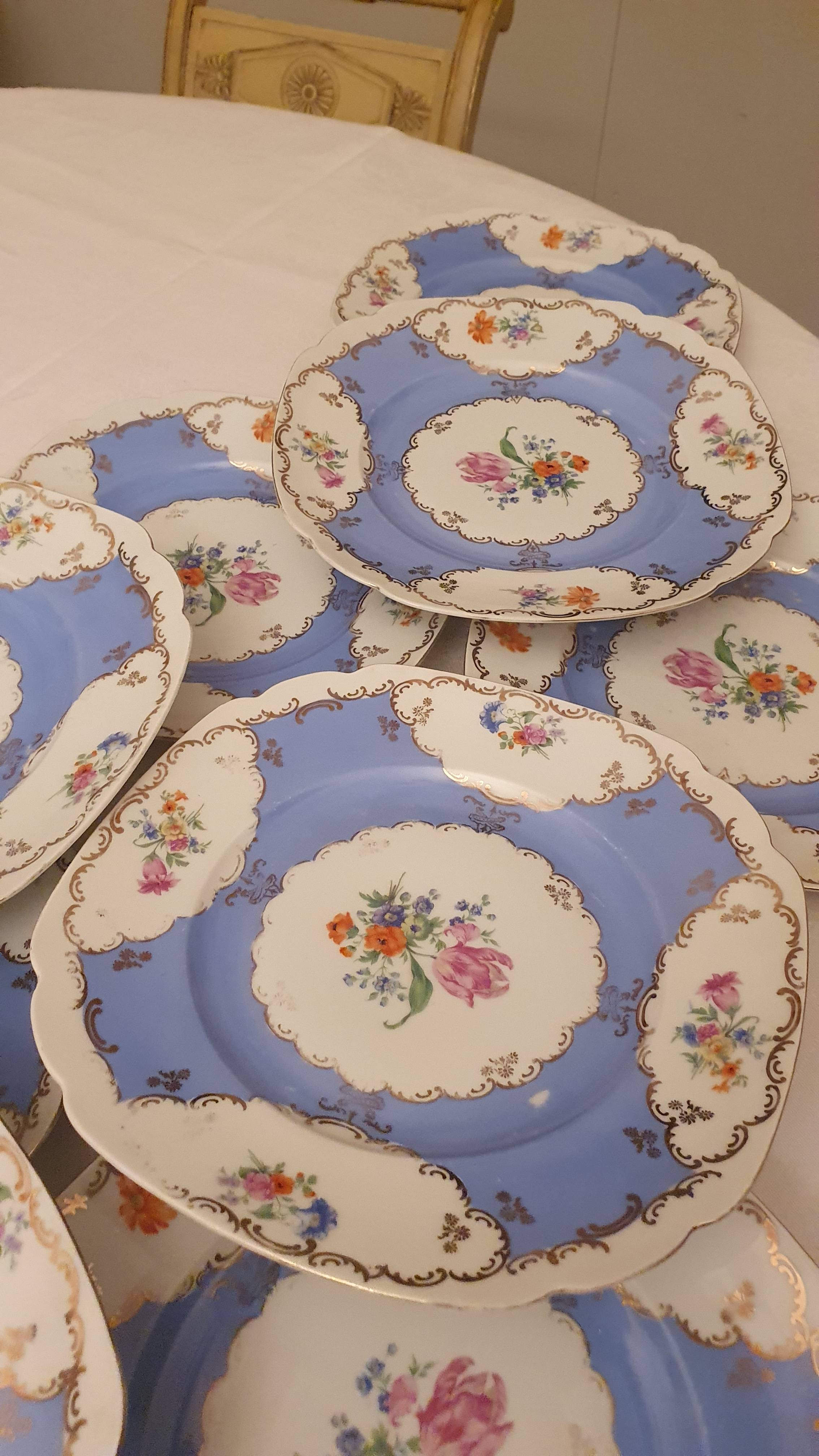 Assiette Ancienne Porcelaine Allemagne – 24 Cm, Polylobée, Décor Fleurs Et Monogramme Doré
