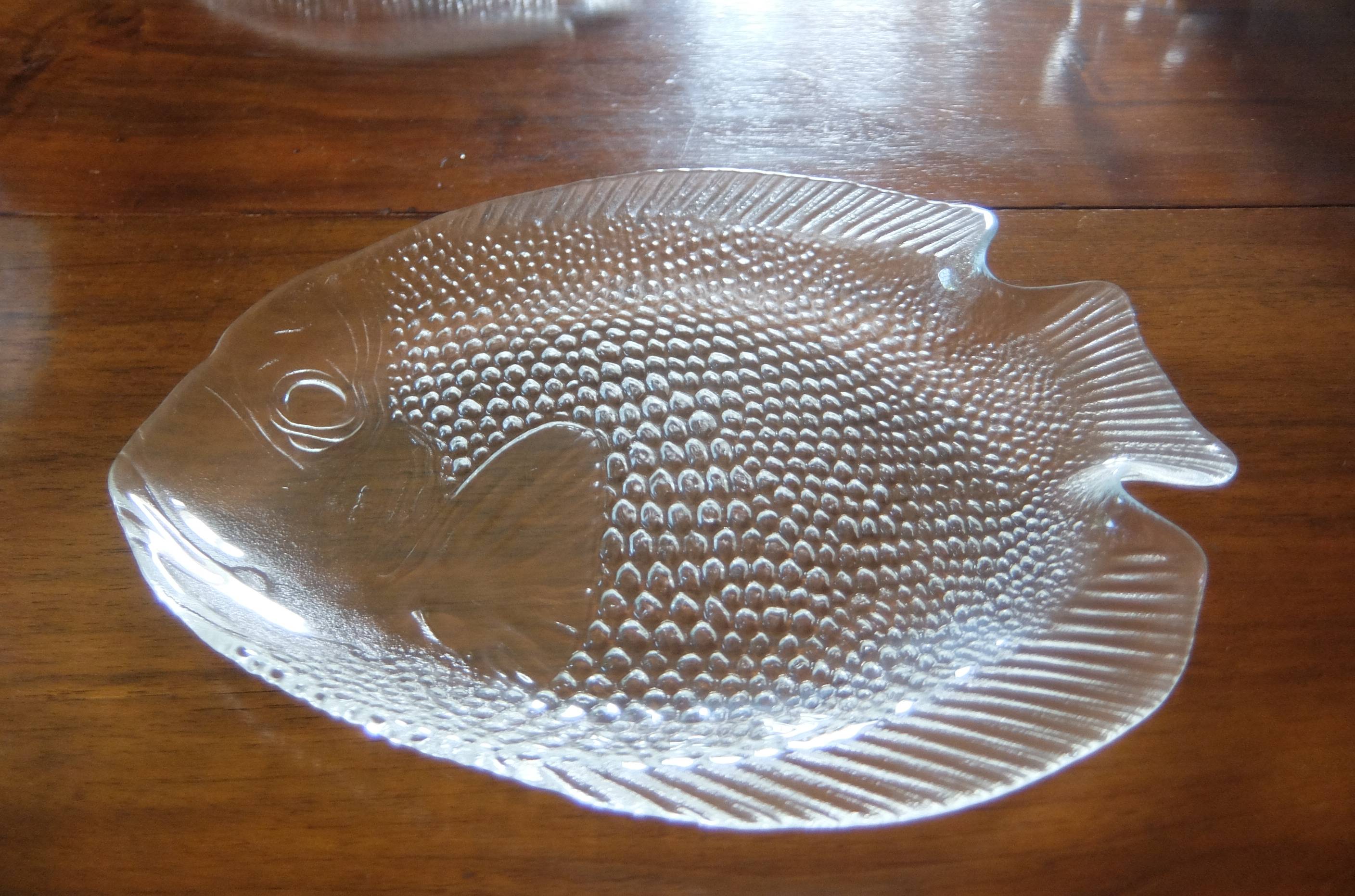 Lot de huit assiettes en verre tansparent en forme de poisson