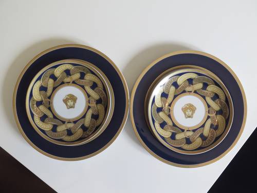Assiettes Versace 2 plates : 27cm 2 desserts : 20cm bleu et or fin