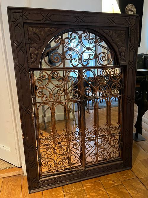 Authentique fenêtre de Riad oriental équipée d’un miroir