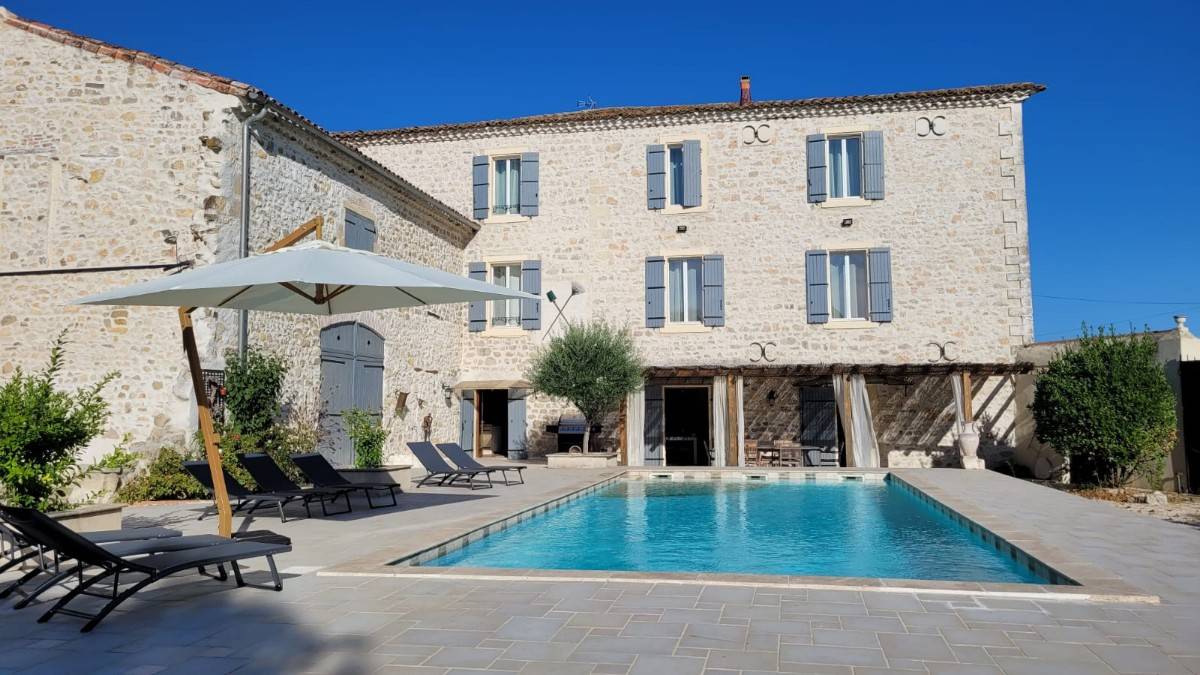 Loue maison provençale classée résidence 4 étoiles - 12 couchages, piscine privée à 15 min d’Uzès