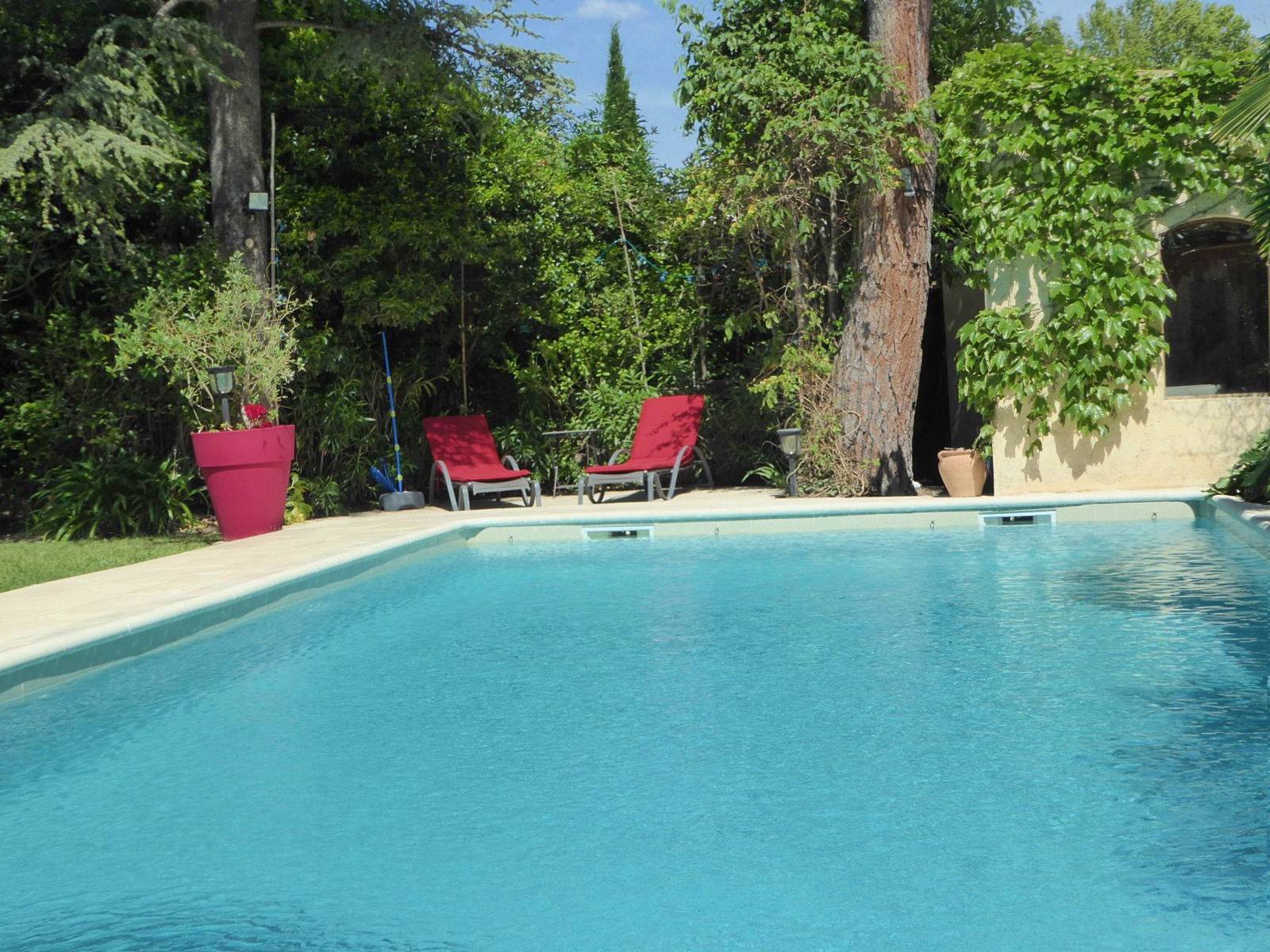 Loue villa 9 couchages - 3 chambres avec jardin, piscine et parking à Avignon centre (84)